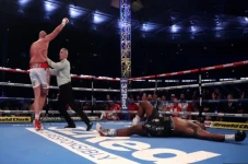 Tyson Fury Hancurkan...