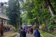 Lebaran Ketiga, Warga...