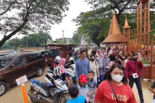 TMII Diserbu Pengunjung,...