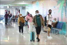 April, Penumpang Bandara...
