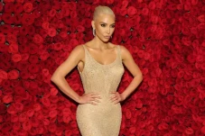 Kim Kardashian Pakai...
