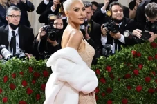 Kim Kardashian Turunkan...