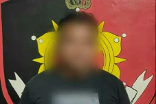 Kesal Dipaksa Tenggak...
