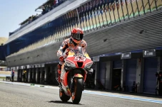 Marquez Lempar Sarung...