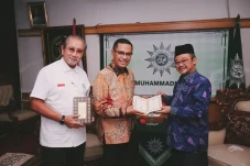 Wakafkan Ribuan Alquran,...