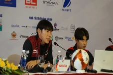 2 Asisten Pelatih Vietnam...