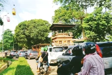 Pengunjung Membeludak,...
