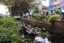 Mobil Fortuner Nyemplung...