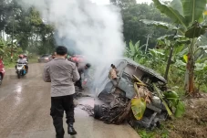 Ditabrak Avanza, Angkot...