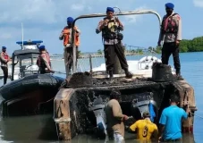 Kapal Cepat Terbakar...