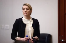 Amber Heard Tuding Johnny...