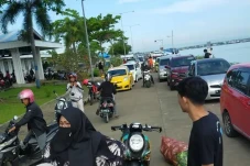 Pelabuhan Bajoe Dipadati...