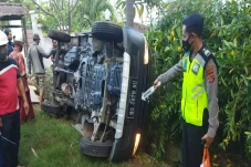Mobil Peziarah Terbalik...
