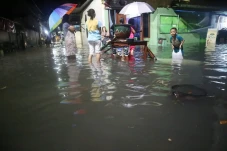 Hujan Deras 2 Jam, Ratusan...