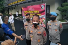 Polisi Kantongi Identitas...