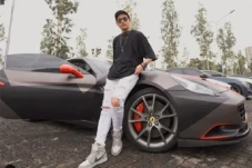 Jadi Barbuk, Mobil Ferrari...
