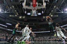 Hasil Playoff NBA 2022:...