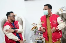 Gubernur Andi Sudirman...