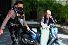 Bawa Puluhan Liter Miras...