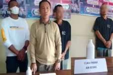 Sadis! Kakak Tega Siram...