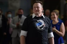Elon Musk Tanggapi Santai...