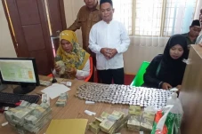 Kumpulkan Uang Receh...