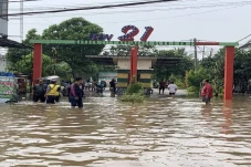 Banjir Kepung Jalan...