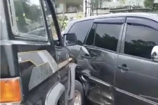 Mobil SUV Tabrak Trotoar...