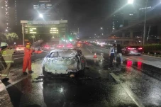 Mobil Sedan Hangus Terbakar...