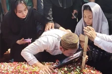 Kiki Farrel Menangis...