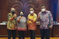 Guyubnya Rektor UI,...
