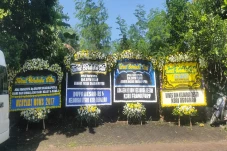 Karangan Bunga Banjiri...