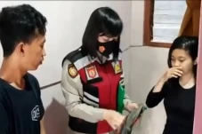 Mbak Polwan Dobrak Kamar...