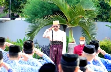 Pakai Baju Adat, Kakanwil...