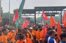 Berkumpul di GBK, Massa...