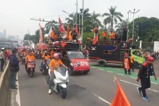 Mulai Padati Depan Gedung...