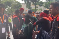 Isi Tas Ribuan Buruh...