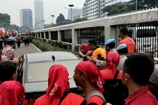 Ricuh, Pengemudi Mobil...