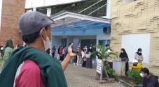 Ayah Temani Putrinya...