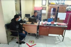 Bejat! Ipul Curi HP...