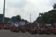 Protes SK Menteri LHK,...