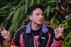 Pamer Foto Ciuman dengan...