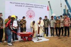 Bertaraf Internasional,...