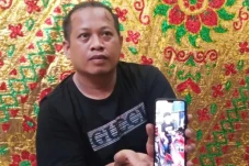 Keluarga Pemuda yang...