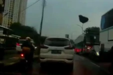 Teror Lempar Batu di...