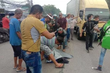 Pemotor Emak-emak Sedang...