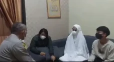 Sosok Berjubah Putih...