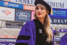 Taylor Swift Diberi...