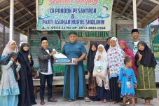 Kunjungi Pesantren,...
