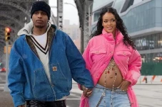 Rihanna Dikabarkan Telah...